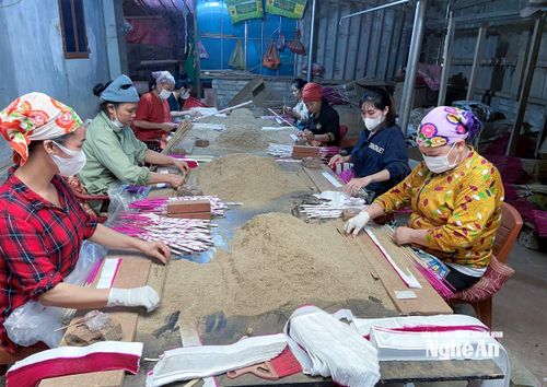 Làng nghề hương trầm Quỳ Châu vào vụ Tết. Ảnh: Mai Hoa