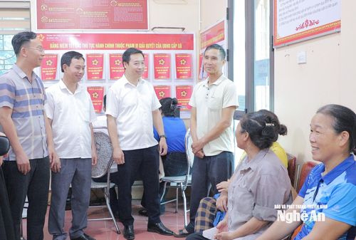 Cán bộ cấp ủy, chính quyền xã Đông Hiếu trao đổi với người dân về giải quyết thủ tục hành chính. Ảnh: Mai Hoa