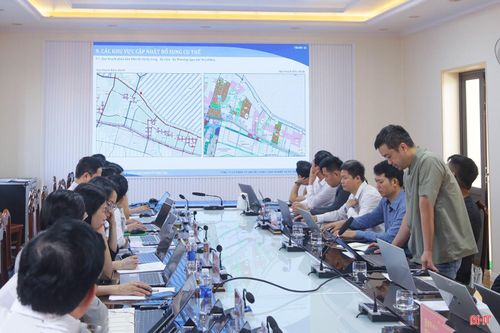  UBND phường Vũng Áng phối hợp với Ban Quản lý Khu kinh tế tỉnh Hà Tĩnh, đơn vị tư vấn tổ chức hội nghị lấy ý kiến về việc điều chỉnh Quy hoạch chung KKT Vũng Áng đến năm 2050. 