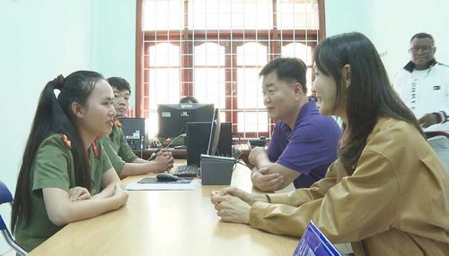  Cán bộ Phòng Xuất nhập cảnh Công an tỉnh hướng dẫn người nước ngoài thực hiện các thủ tục cần thiết khi sinh sống, làm việc tại Gia Lai. Ảnh: Nhỹ Khang 