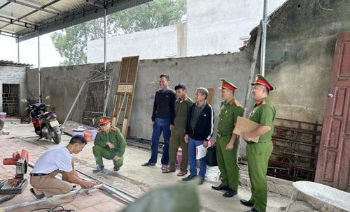 Công an xã Tây Đô thường xuyên gặp gỡ, động viên những người vi phạm pháp luật mới trở về địa phương để chia sẻ, hỗ trợ họ tái hòa nhập cộng đồng.
