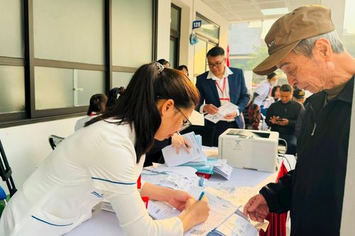 Người cao tuổi được các y, bác sĩ Bệnh viện Đại học Y Hà Nội hỗ trợ, tư vấn tận tình. Ảnh: Mai Hoa