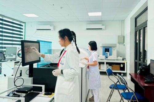 Vận hành thiết bị hiện đại tại Phòng khám đa khoa Đại học Y Hà Nội - cơ sở Vĩnh Hưng, nằm trong khuôn viên Trạm Y tế phường Vĩnh Hưng (Hà Nội). Ảnh: Mai Hoa