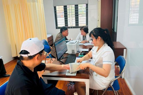 Người dân được các bác sĩ Bệnh viện Đại học Y Hà Nội khám chữa bệnh ngay tại Trạm Y tế phường. Ảnh: Mai Hoa