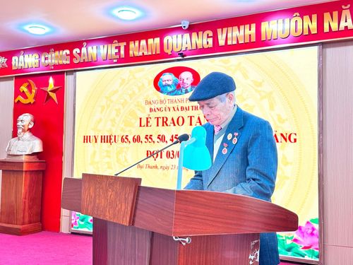 Đồng chí Nguyễn Đình Trụ, đảng viên 60 năm tuổi Đảng, Chi bộ thôn Cầu Bươu phát biểu tại buổi lễ. Ảnh: Mai Duyên