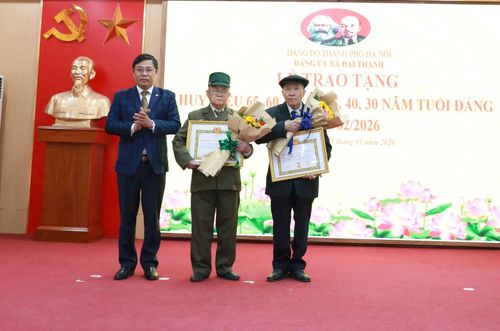 Bí thư Đảng ủy, Chủ tịch HĐND xã Đại Thanh Đặng Đức Quỳnh trao Huy hiệu Đảng tặng các đảng viên. Ảnh: Mai Duyên