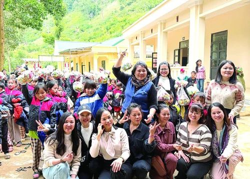 Những tấm lòng thiện nguyện đồng hành cùng các em học sinh vùng cao xứ Thanh đến trường.