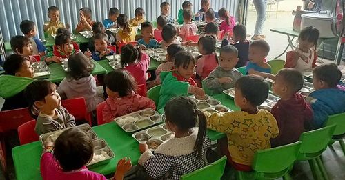 Bữa ăn bán trú của học sinh điểm trường Nà Ón, Trường Mầm non Trung Lý.
