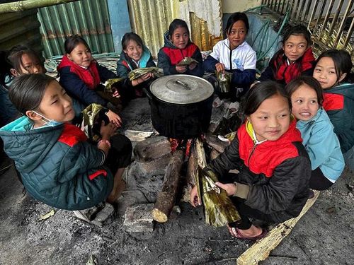 Quây quần bên bếp lửa ngày đông.