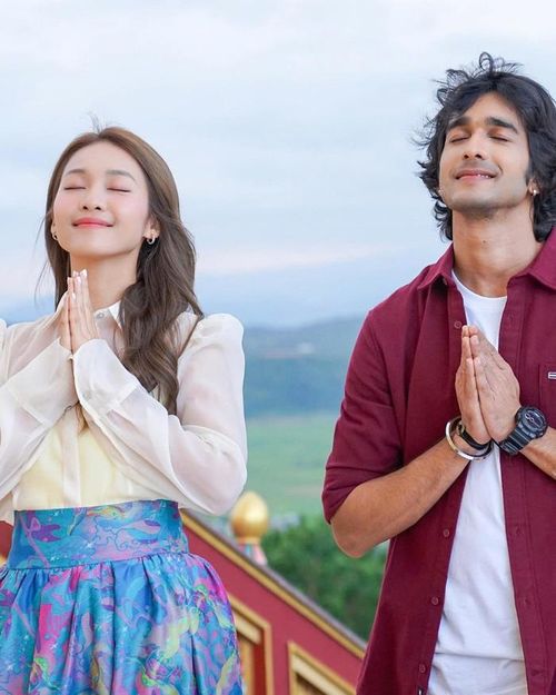 Một phân cảnh giữa Khả Ngân và nam diễn viên Ấn Độ Shantanu Maheshwari trong Vạn dặm yêu em, bộ phim tình cảm lãng mạn hợp tác Việt Nam và Ấn Độ vừa ra rạp nhưng sớm rời phòng vé. - Ảnh: NSX 