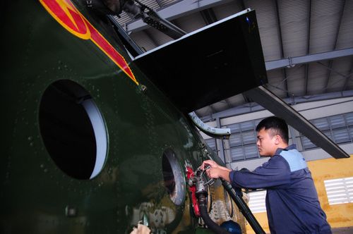 Sau mỗi chuyến bay huấn luyện, trực thăng được kiểm tra an toàn kỹ thuật và tiếp dầu, sẵn sàng cho nhiệm vụ tiếp theo.