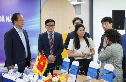 Các chuyên gia Hàn Quốc trao đổi tại tọa đàm “Doanh nghiệp công nghệ thông tin Daegu (Hàn Quốc) - Đà Nẵng” do Trung tâm Nghiên cứu, đào tạo thiết kế vi mạch và AI Đà Nẵng (Sở Khoa học và Công nghệ) tổ chức. Ảnh: L.P