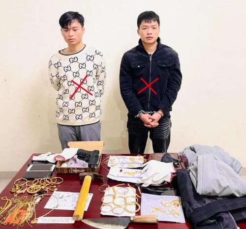 Nam, Bách (dấu X) và tang vật vụ án.