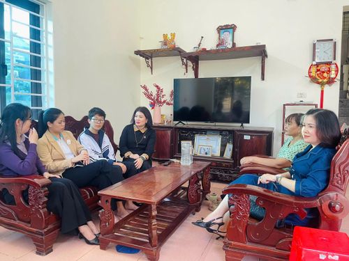 Các “Mẹ đỡ đầu” Công đoàn Báo và Phát thanh, truyền hình Thanh Hóa, Hội LHPN phường trò chuyện với con Nguyễn Hữu Nam tại nhà.