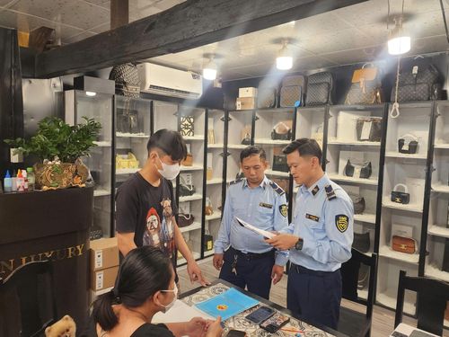Lực lượng quản lý thị trường kiểm tra cơ sở kinh doanh trên địa bàn phường Hội An. Ảnh: K.H