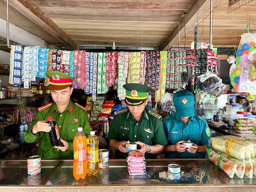 Công an xã Avương kiểm tra cơ sở kinh doanh trên địa bàn. Ảnh: K.H
