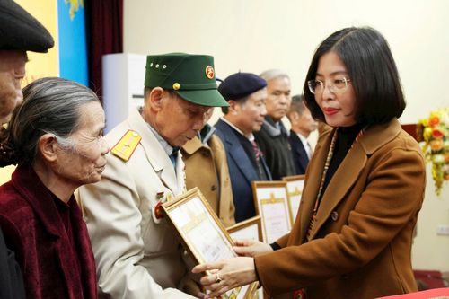 Phó Bí thư Thường trực Đảng ủy xã Trần Hồng Hạnh trao Huy hiệu Đảng tặng các đảng viên. Ảnh: Tô Quý