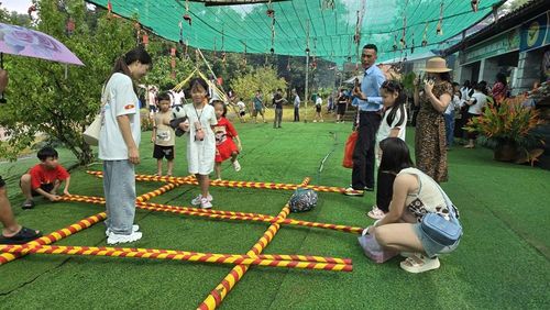 Du khách trải nghiệm trò chơi dân gian tại Làng