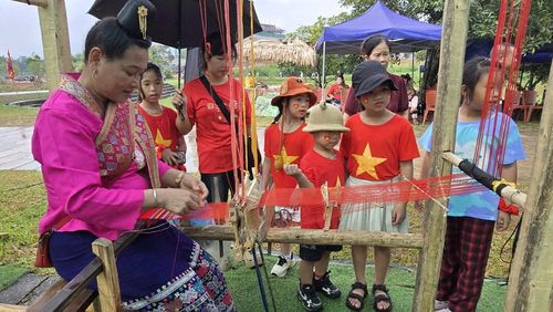 Du khách sẽ được tìm hiểu, trải nghiệm các nghề truyền thống của đồng bào các dân tộc tại Làng