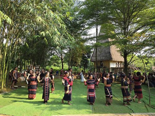 Các hoạt động trình diễn của đồng bào các dân tộc Tây Nguyên tại Làng