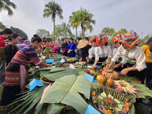 "Bữa cơm đoàn viên" là dịp để mọi người cùng nhau thưởng thức những món ăn truyền thống, tăng thêm sự gắn kết, sự sẻ chia, quan tâm giữa Ban quản lý Làng và đồng bào các dân tộc anh em.