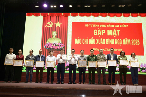 Tư lệnh, Chính ủy Vùng Cảnh sát biển 2 tặng giấy khen các tập thể, cá nhân tiêu biểu trong công tác phối hợp tuyên truyền năm 2025.