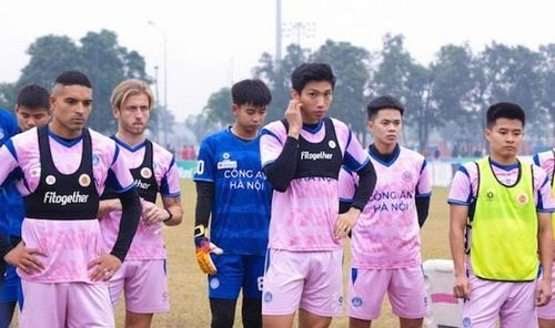 CAHN quay lại thi đấu sau một thời gian phải nhường sân cho đội tuyển.