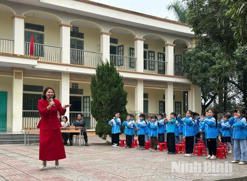 Các em học sinh Trường Tiểu học Đông Sơn hào hứng tham gia thực hành kỹ năng tự bảo vệ bản thân thông qua các trò chơi vận động.
