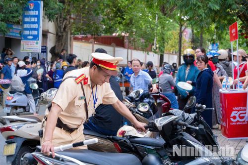 Mô hình "Cổng trường an toàn giao thông" với sự hỗ trợ của lực lượng chức năng giúp phụ huynh và học sinh nâng cao ý thức chấp hành luật lệ giao thông ngay từ cổng trường.