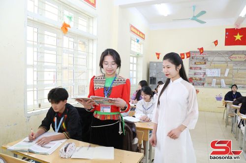 Giờ học của cô và trò Trường Phổ thông DTNT THCS và THPT Vân Hồ.