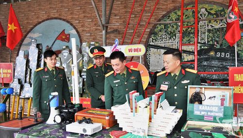 Đoàn công tác kiểm tra mô hình học cụ huấn luyện của Bộ CHQS tỉnh Thái Nguyên.