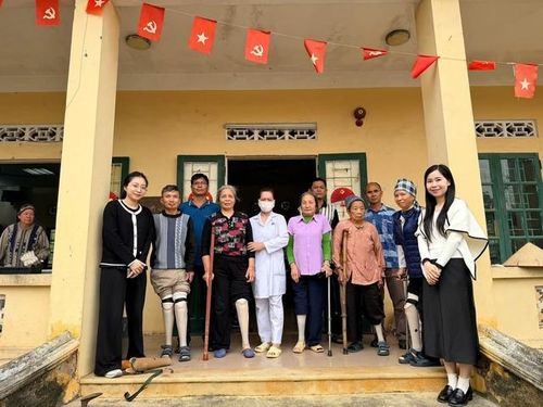 Các bệnh nhân phong được lắp chân giả, trao bước đi vững vàng.