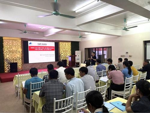 Các bác sĩ Bệnh viện Da liễu Trung ương khám điều tra dịch tễ phong tại các địa phương và tập huấn chuyên môn cho cán bộ y tế tuyến dưới.