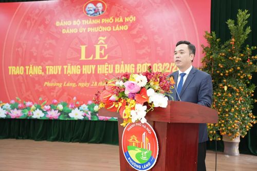 Bí thư Đảng ủy, Chủ tịch HĐND phường Láng Nguyễn Hồng Dân phát biểu tại buổi lễ.