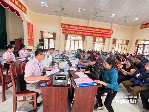Ngân hàng chính sách xã hội giải ngân nguồn vốn. Ảnh: TH
