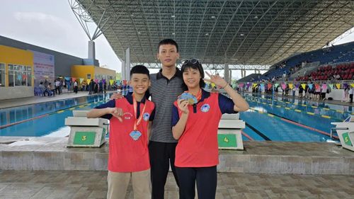 Huấn luyện viên Trần Tiến Tài và các học trò năng khiếu của Câu lạc bộ T - H Swimming. Ảnh: NGUYÊN KHANG