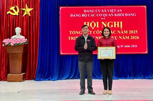 Đảng ủy xã Việt An khen thưởng cá nhân tiêu biểu trong công tác xây dựng Đảng tại Hội nghị tổng kết năm 2025, triển khai nhiệm vụ năm 2026. Ảnh: V.D