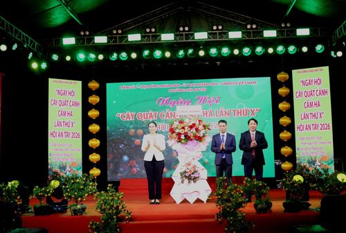 Phó Chủ tịch UBND thành phố Nguyễn Thị Anh Thi trao tặng lẵng hoa chúc mừng tại ngày hội. Ảnh: HOÀNG LIÊN