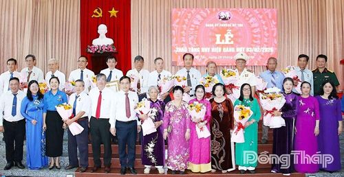 Các đảng viên nhận Huy hiệu Đảng chụp ảnh lưu niệm tại buổi lễ.