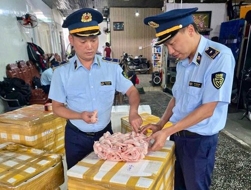 Cơ quan chức năng thu giữ các mặt hàng thực phẩm không rõ nguồn gốc xuất xứ