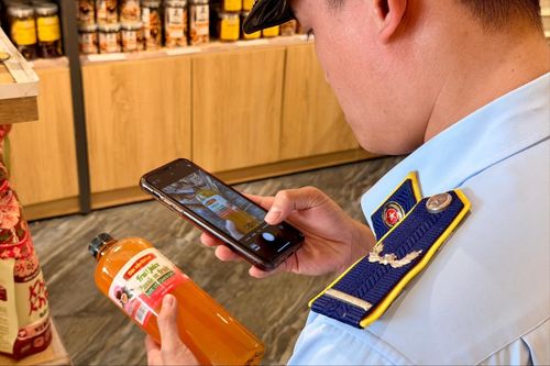 Lực lượng chức năng kiểm tra nguồn gốc xuất xứ hàng hóa bằng mã QR