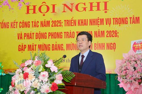 Đồng chí Khúc Mạnh Kiên, Tỉnh ủy viên, Phó Trưởng Ban Tuyên giáo và Dân vận Tỉnh ủy phát biểu tại hội nghị.