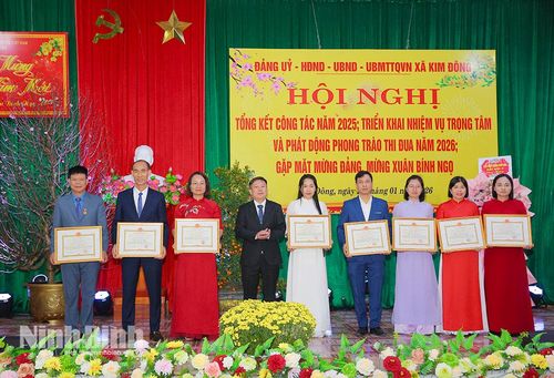Lãnh đạo xã Kim Đông trao giấy khen cho các cá nhân có thành tích xuất sắc.