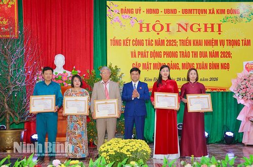 Lãnh đạo xã Kim Đông trao giấy khen cho các tập thể có thành tích xuất sắc.