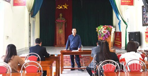Đồng chí Kiều Văn Thức - Phó Chủ nhiệm UBKT Đảng ủy xã phát biểu tại buổi giám sát Chi bộ thôn An Thượng.