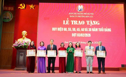 Lãnh đạo phường Sơn Tây trao Huy hiệu Đảng tặng các đảng viên. Ảnh: Phạm Hảo