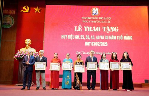 Các đảng viên vinh dự nhận Huy hiệu Đảng. Ảnh: Phạm Hảo