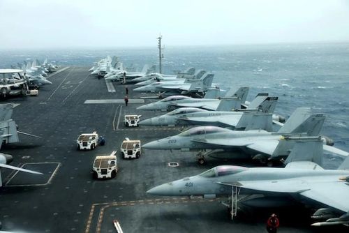  Máy bay chiến đấu F/A-18F trên boong tàu sân bay USS Abraham Lincoln ở Vịnh Oman vào năm 2019. Ảnh: Reuters. 