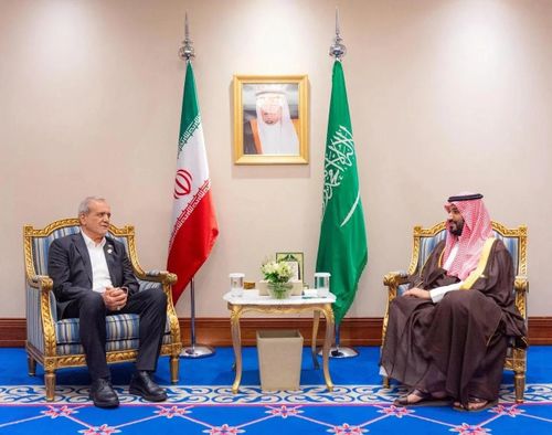 Tổng thống Iran Masoud Pezeshkian trong cuộc gặp với Thái tử Saudi Arabia Mohammed bin Salman vào năm 2025. Ảnh: Reuters.