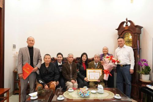 Đại diện lãnh đạo Đảng ủy chụp ảnh lưu niệm cùng Đảng viên Đào Văn Thi cùng gia đình